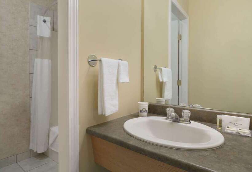 בית מלון כפרי Days Inn By Wyndham Penticton Conference Centre