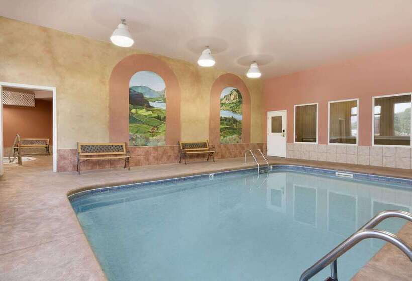 בית מלון כפרי Days Inn By Wyndham Penticton Conference Centre