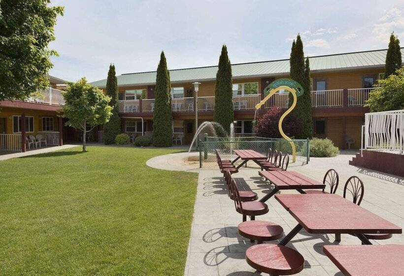 בית מלון כפרי Days Inn By Wyndham Penticton Conference Centre