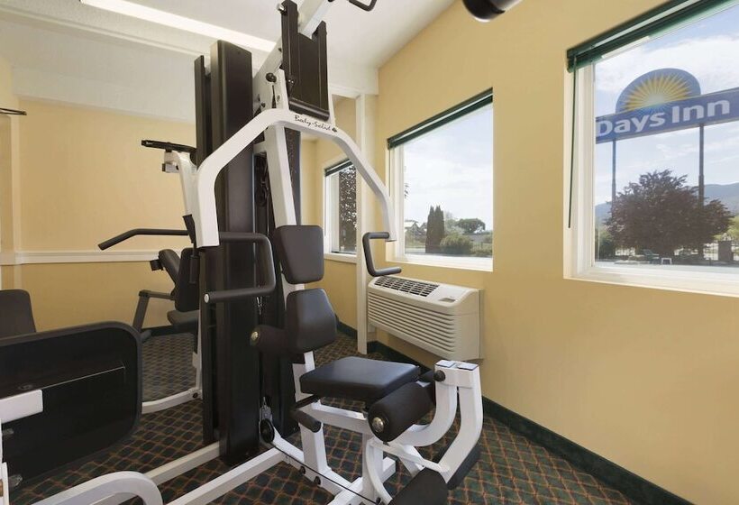 בית מלון כפרי Days Inn By Wyndham Penticton Conference Centre