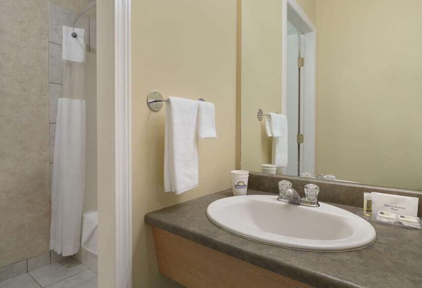 בית מלון כפרי Days Inn By Wyndham Penticton Conference Centre