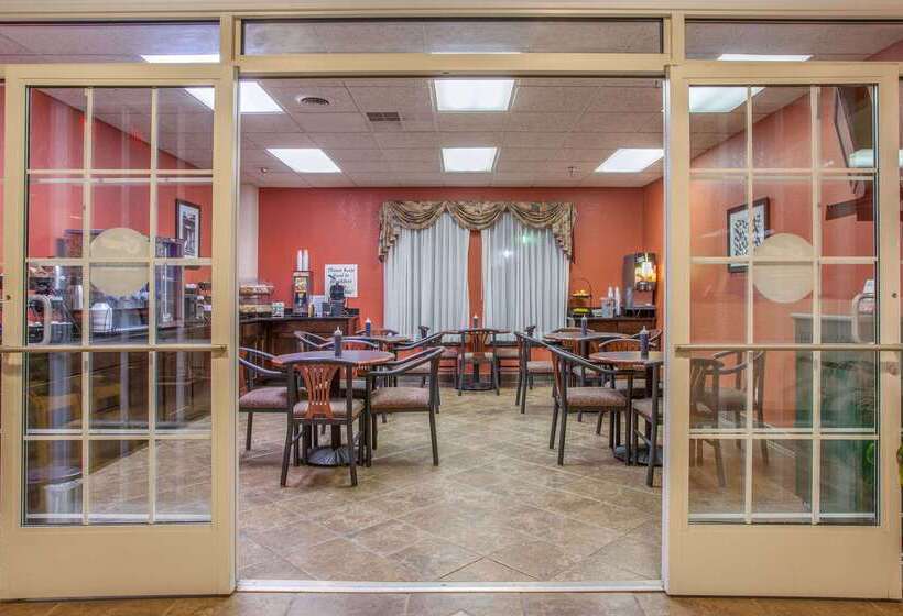 Отель Days Inn & Suites By Wyndham Mt Pleasant