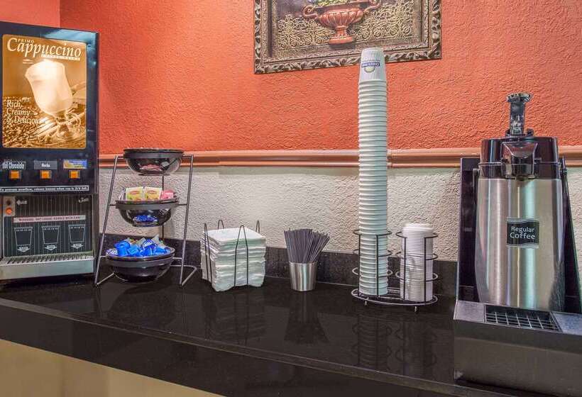 Отель Days Inn & Suites By Wyndham Mt Pleasant