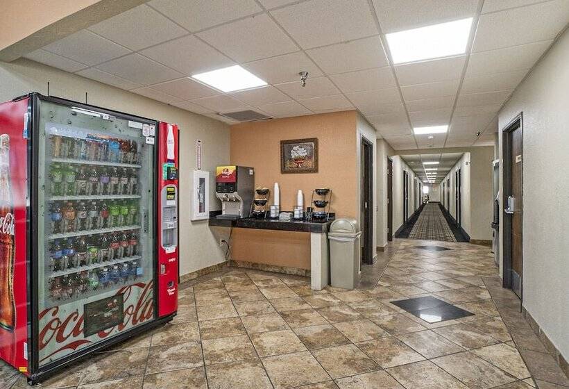 Отель Days Inn & Suites By Wyndham Mt Pleasant