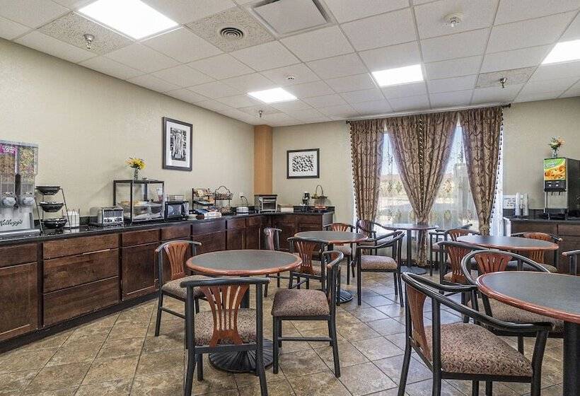 Отель Days Inn & Suites By Wyndham Mt Pleasant