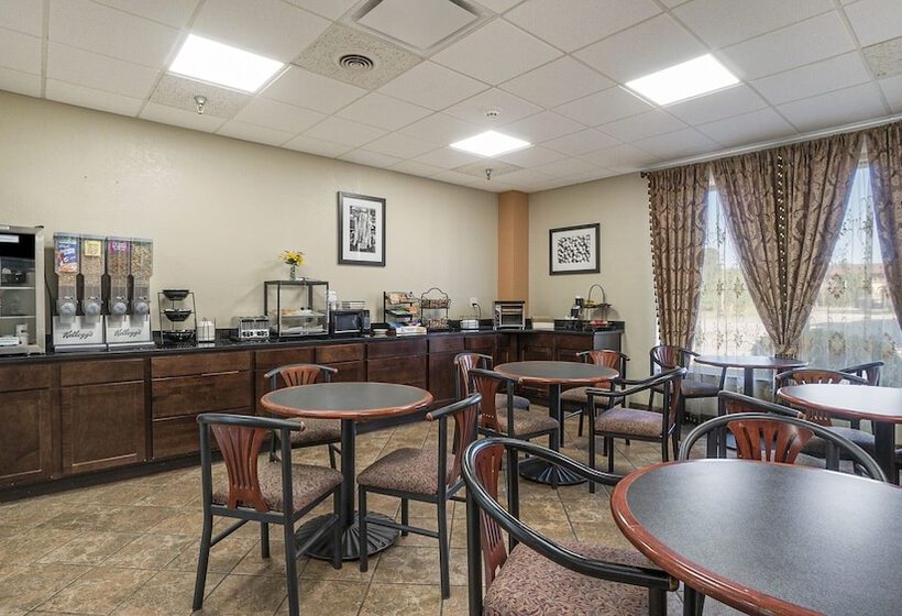 Отель Days Inn & Suites By Wyndham Mt Pleasant