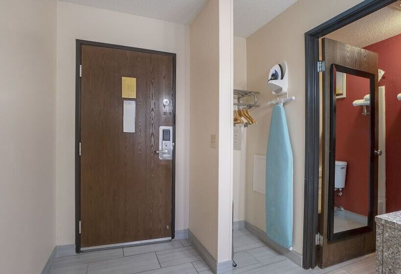 Отель Days Inn & Suites By Wyndham Mt Pleasant