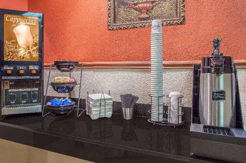 Отель Days Inn & Suites By Wyndham Mt Pleasant