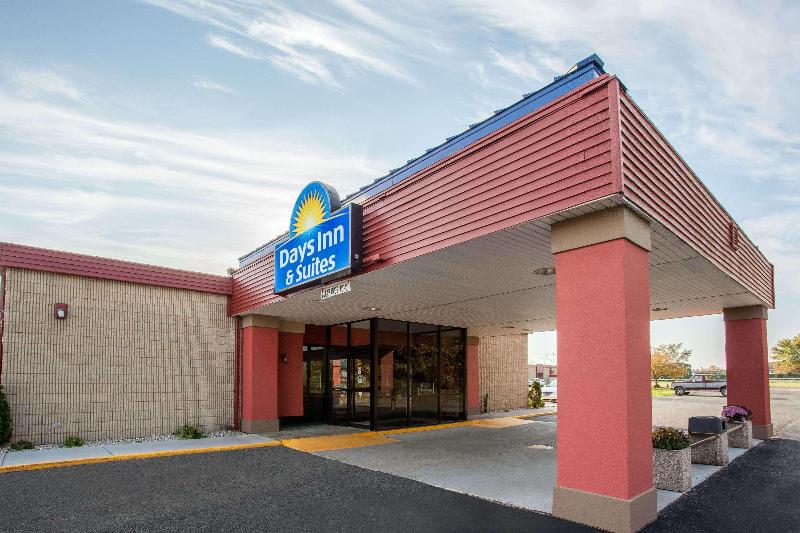 Отель Days Inn & Suites By Wyndham Mt Pleasant