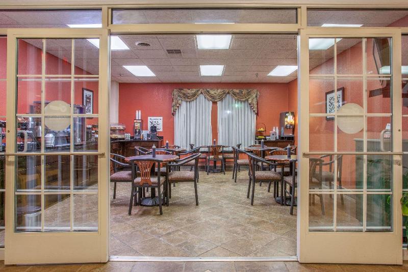 Отель Days Inn & Suites By Wyndham Mt Pleasant