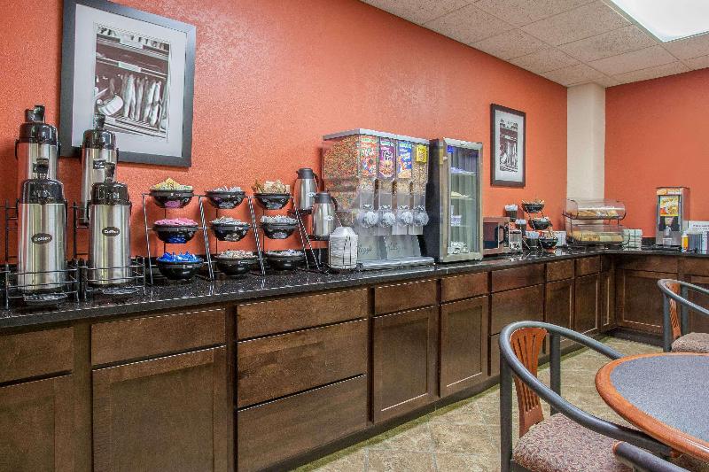 Отель Days Inn & Suites By Wyndham Mt Pleasant