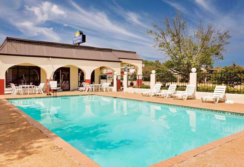 فندق Days Inn & Suites By Wyndham Starkville