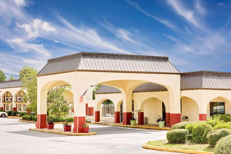 فندق Days Inn & Suites By Wyndham Starkville