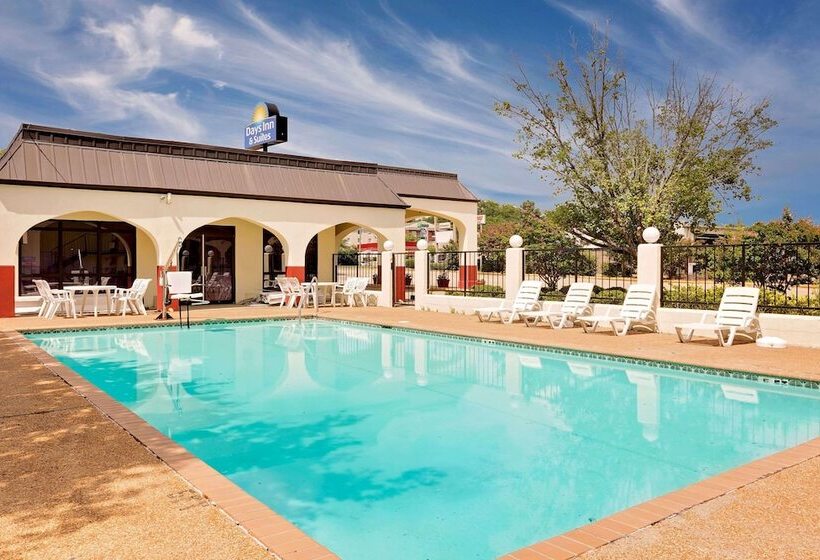 فندق Days Inn & Suites By Wyndham Starkville