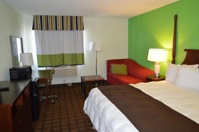Отель Days Inn & Suites New Buffalo