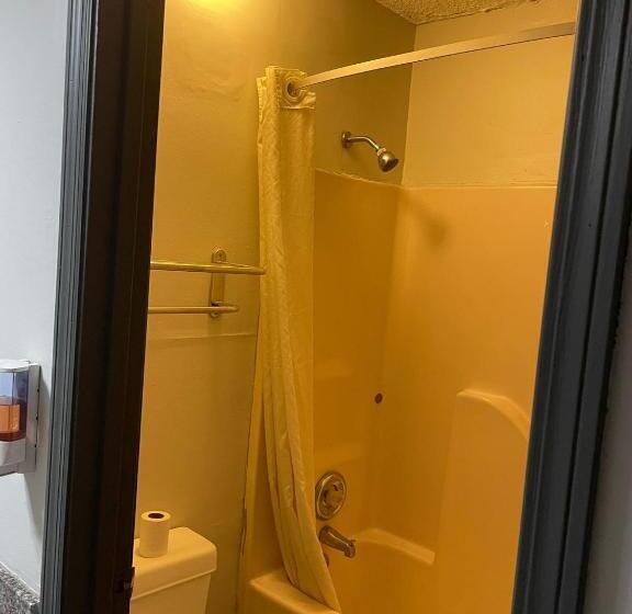 בית מלון כפרי Deerfield Inn