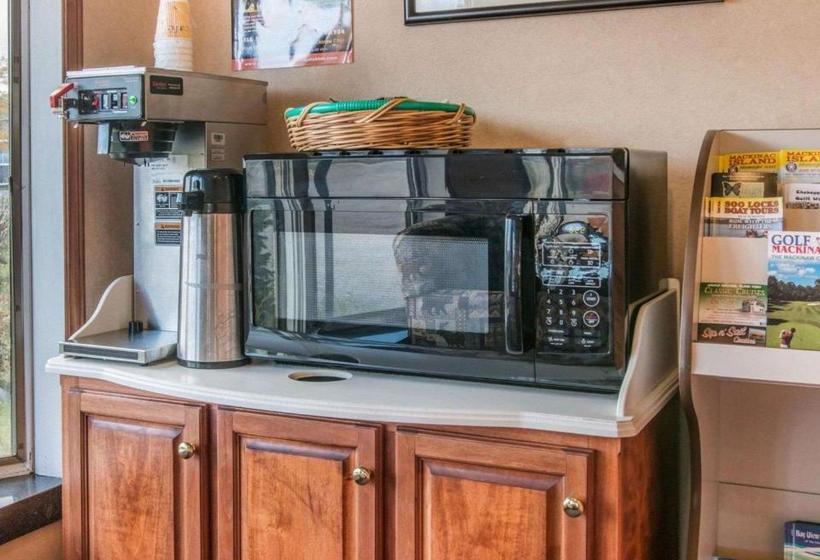 Отель Econo Lodge Bayview