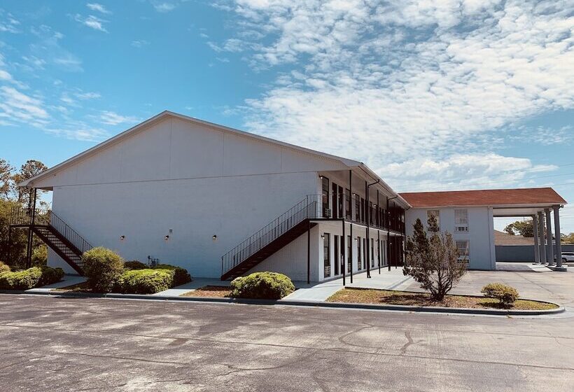 Отель Econo Lodge Crystal Coast