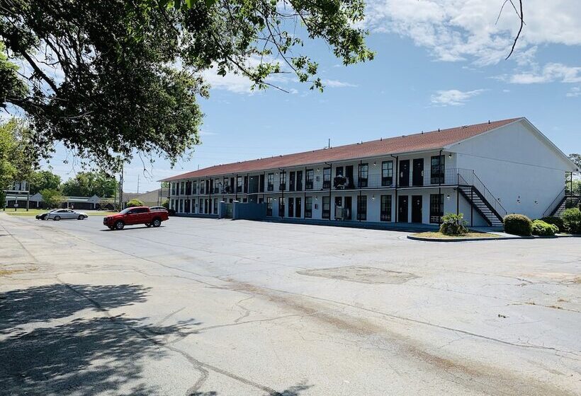 Отель Econo Lodge Crystal Coast