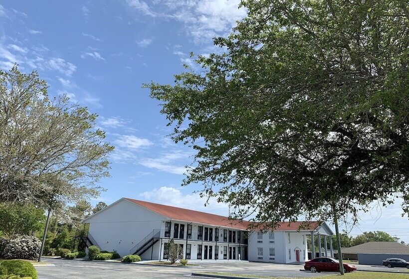 Отель Econo Lodge Crystal Coast