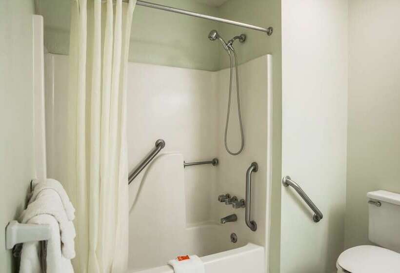 Отель Econo Lodge Crystal Coast