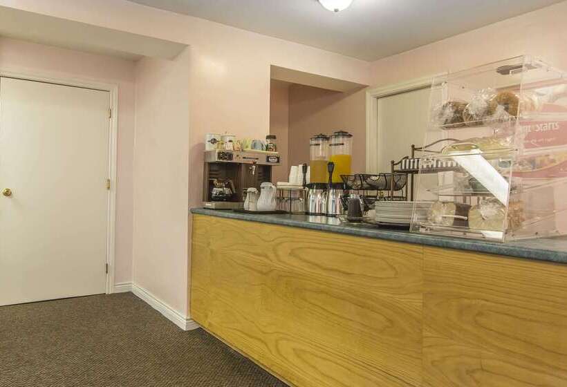 בית מלון כפרי Econo Lodge Inn & Suites