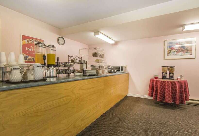 בית מלון כפרי Econo Lodge Inn & Suites