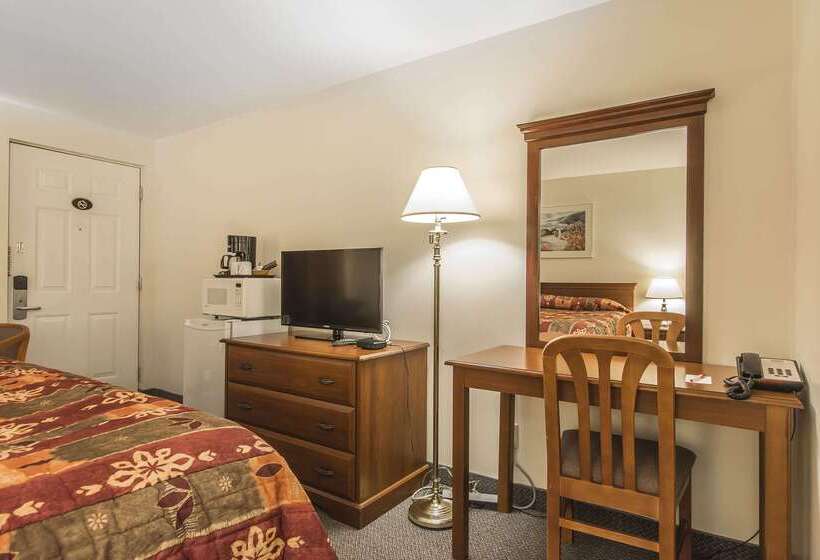 בית מלון כפרי Econo Lodge Inn & Suites