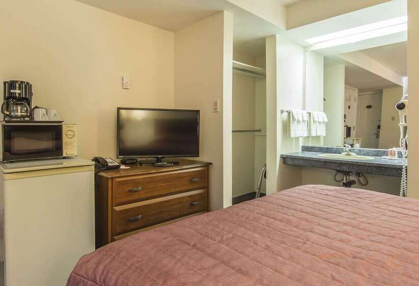 בית מלון כפרי Econo Lodge Inn & Suites