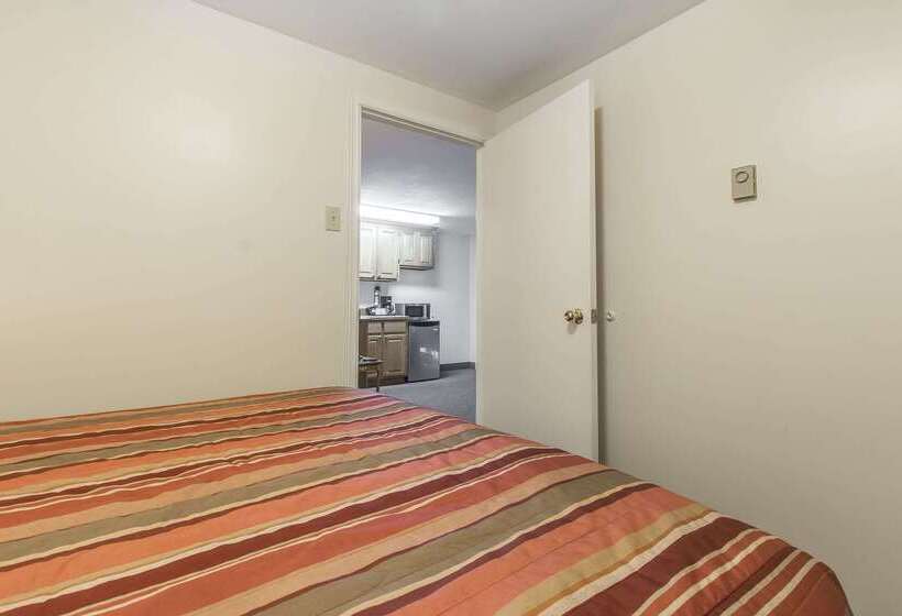 בית מלון כפרי Econo Lodge Inn & Suites