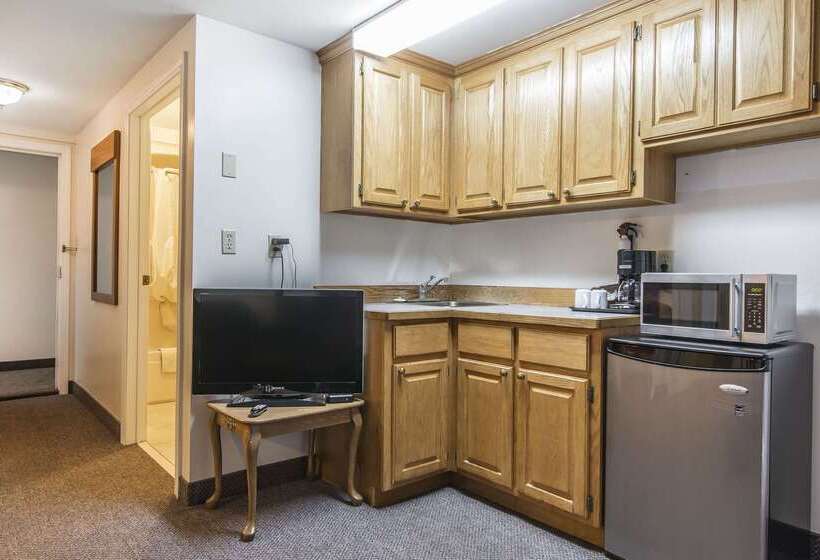 בית מלון כפרי Econo Lodge Inn & Suites