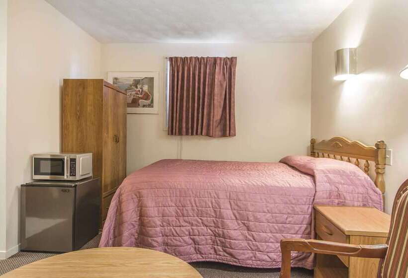 בית מלון כפרי Econo Lodge Inn & Suites