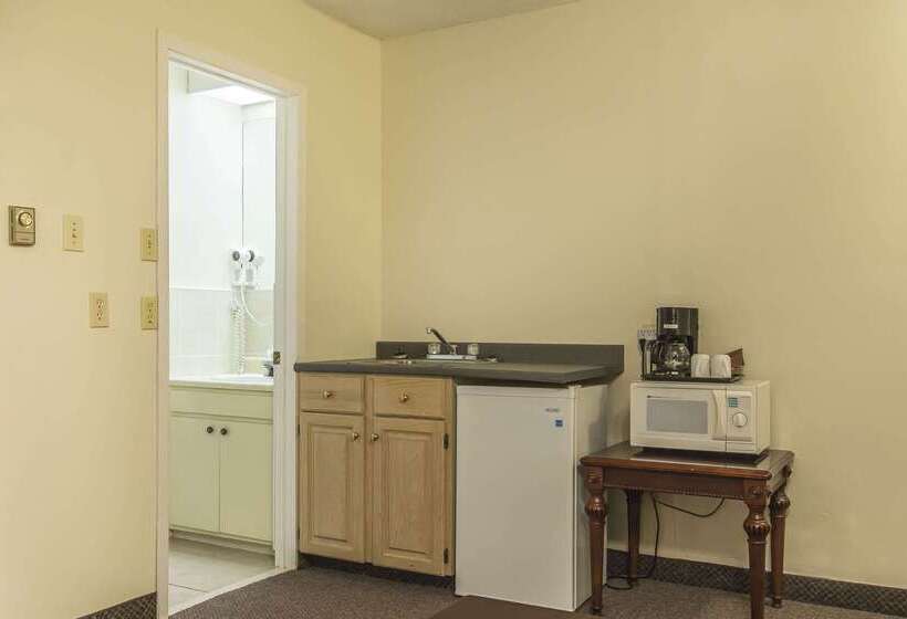 בית מלון כפרי Econo Lodge Inn & Suites