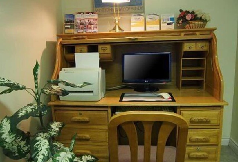 בית מלון כפרי Econo Lodge Inn & Suites