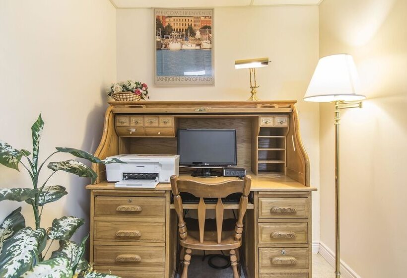 בית מלון כפרי Econo Lodge Inn & Suites