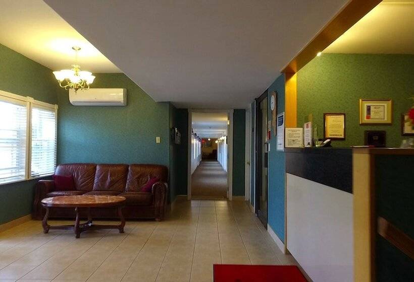 בית מלון כפרי Econo Lodge Inn & Suites