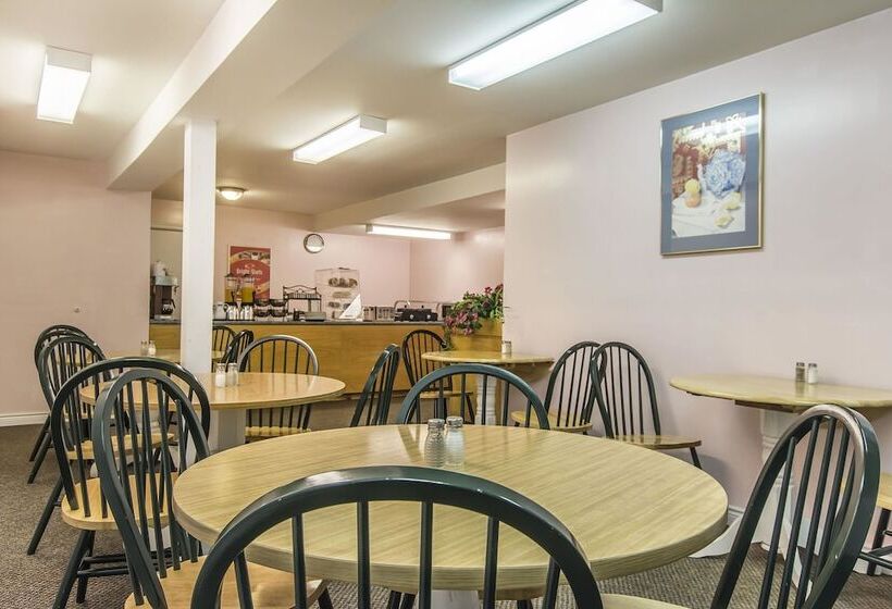 בית מלון כפרי Econo Lodge Inn & Suites