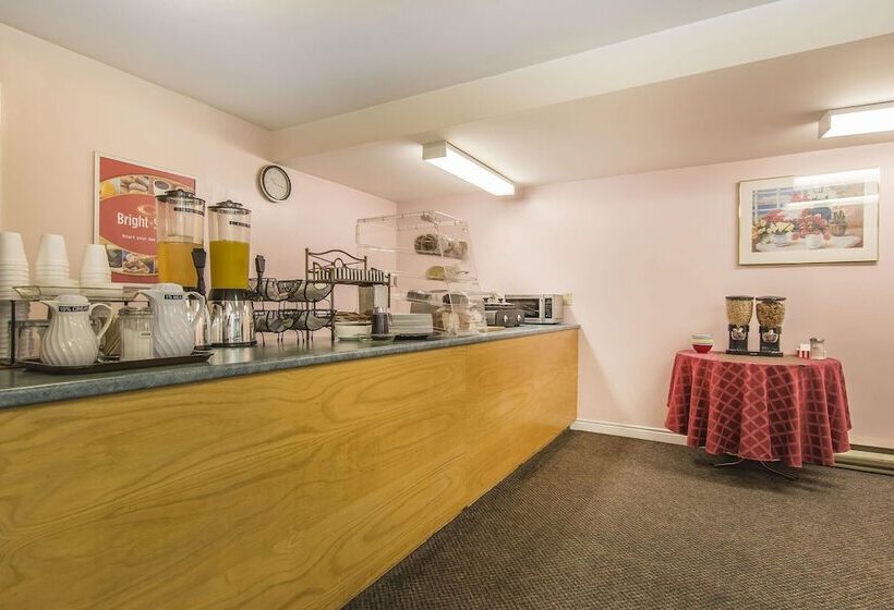 בית מלון כפרי Econo Lodge Inn & Suites