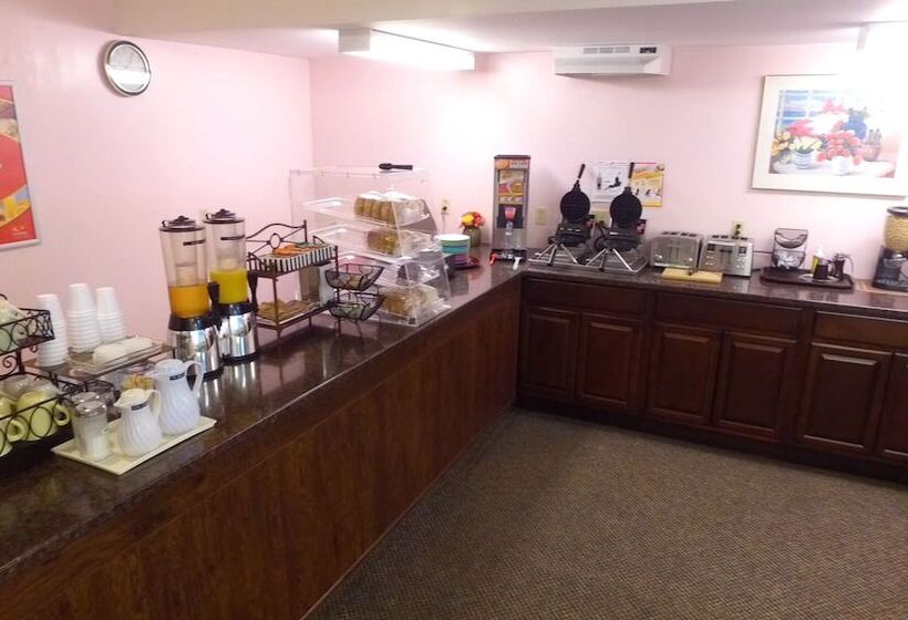 בית מלון כפרי Econo Lodge Inn & Suites