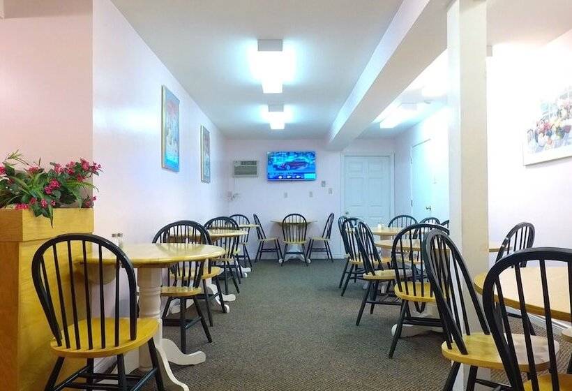 בית מלון כפרי Econo Lodge Inn & Suites