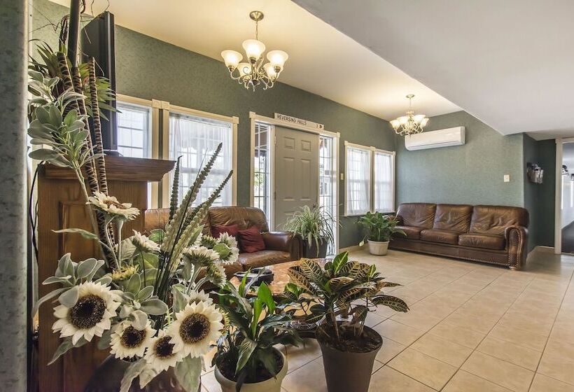 בית מלון כפרי Econo Lodge Inn & Suites