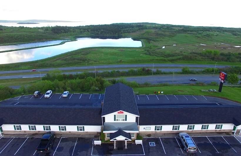 בית מלון כפרי Econo Lodge Inn & Suites