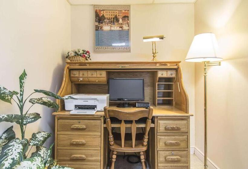 בית מלון כפרי Econo Lodge Inn & Suites