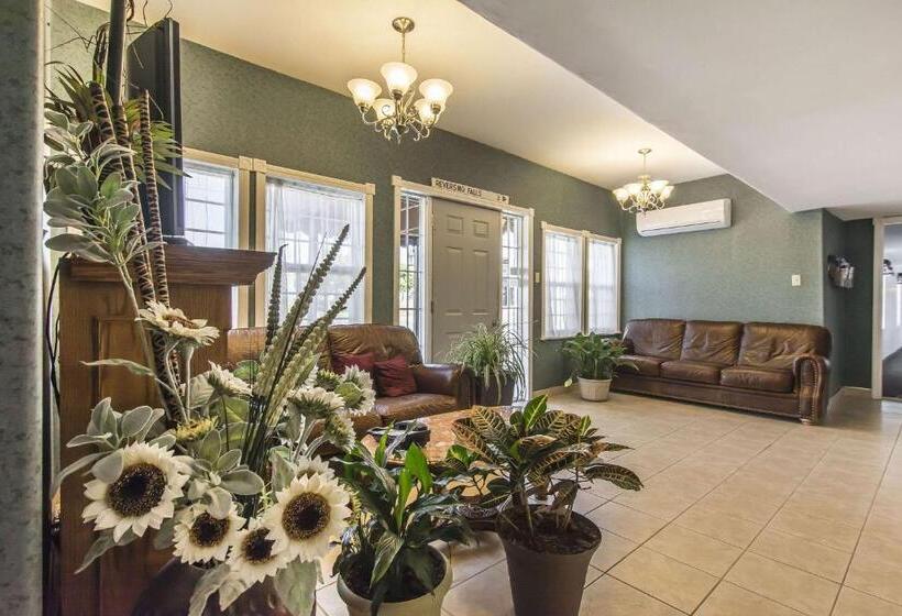 בית מלון כפרי Econo Lodge Inn & Suites