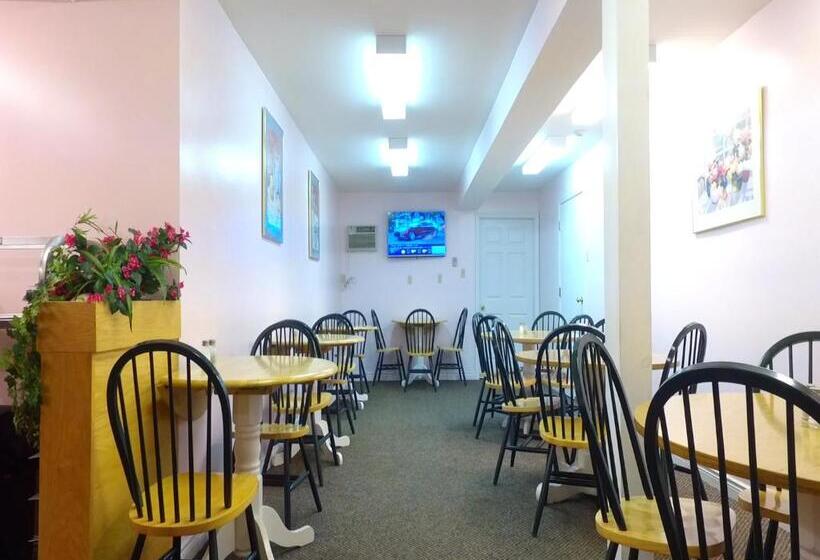 בית מלון כפרי Econo Lodge Inn & Suites