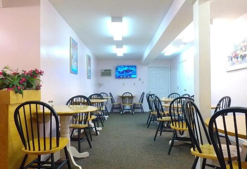 בית מלון כפרי Econo Lodge Inn & Suites