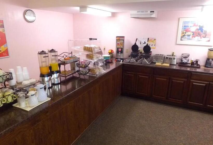 בית מלון כפרי Econo Lodge Inn & Suites