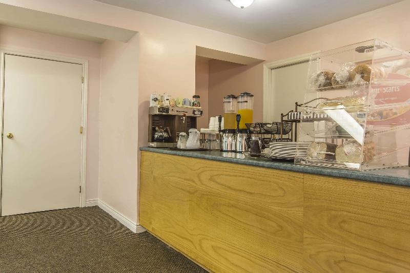 בית מלון כפרי Econo Lodge Inn & Suites