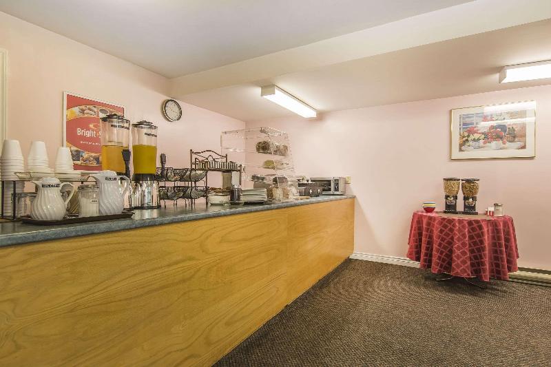 בית מלון כפרי Econo Lodge Inn & Suites