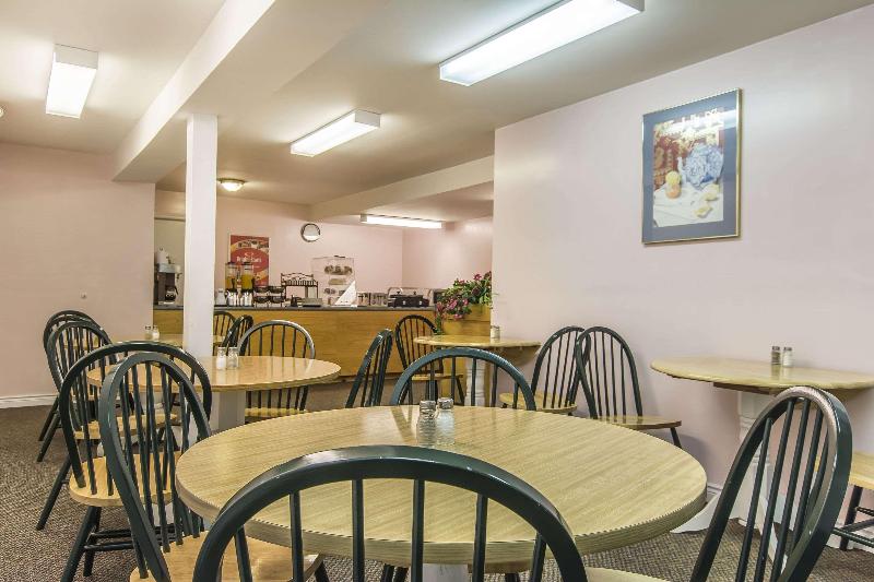 בית מלון כפרי Econo Lodge Inn & Suites